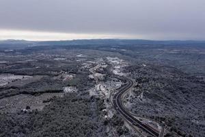 bra s-formad motorväg, på en snöig dag. foto