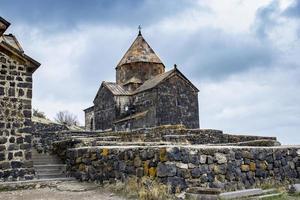 sevanavank kloster på de sevan halvö på de Strand av sjö sevan begrepp Foto. kloster komplex på de kulle. hög kvalitet bild för tapet foto