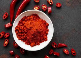 röd chilipeppar, torkade chili på mörk bakgrund. toppvy