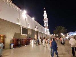 medina, saudi Arabien, april 2023 - en skön se av de byggnad och minareter av de quba moské i medina, saudi arabien på natt. foto