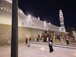 medina, saudi Arabien, april 2023 - en skön se av de byggnad och minareter av de quba moské i medina, saudi arabien på natt. foto