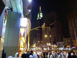 mecka, saudi Arabien, april 2023 - pilgrimer från annorlunda länder av de värld är utanför masjid al-haram, makkah på de tjugosju natt av ramadan. foto