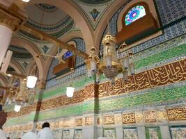 medina, saudi Arabien, april 2023 - muslim pilgrimer är gående till besök roza rasool på masjid al nabawi madinah. foto