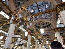 medina, saudi Arabien, april 2023 - muslim pilgrimer är gående till besök roza rasool på masjid al nabawi madinah. foto