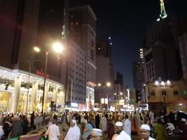 mecka, saudi Arabien, april 2023 - pilgrimer från annorlunda länder av de värld är utanför masjid al-haram, makkah på de tjugosju natt av ramadan. foto