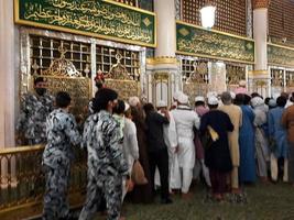 medina, saudi Arabien, april 2023 - muslim pilgrimer är gående till besök roza rasool på masjid al nabawi madinah. foto