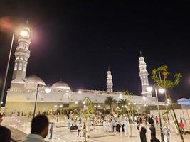 medina, saudi Arabien, april 2023 - en skön se av de byggnad och minareter av de quba moské i medina, saudi arabien på natt. foto