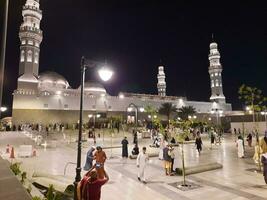 medina, saudi Arabien, april 2023 - en skön se av de byggnad och minareter av de quba moské i medina, saudi arabien på natt. foto