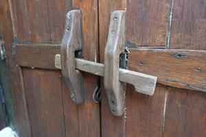 handgjort trä- låsa eller gammal dörr spärr. thailand traditionell trä dörr foto