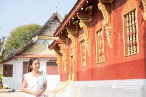 ung asiatisk kvinna på wat sene souk haram ,luang prabang, laos foto