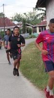 gorontalo, Mars 2023 - maraton löpning lopp, människor fötter på stad väg. löpning människor på en maraton konkurrens foto