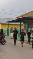 gorontalo, Mars 2023 - maraton löpning lopp, människor fötter på stad väg. löpning människor på en maraton konkurrens foto