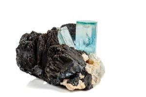makro mineral sten akvamarin och svart turmalin, schorl på en vit bakgrund foto