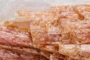 makro mineral sten turmalin i de ras en vit bakgrund foto