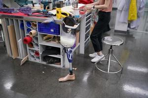 ortopedisk tekniker framställning protes- ben för funktionshinder människor i verkstad. foto