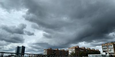 stormig himmel. himmel innan de regn. väder bakgrund. grå och blå färger. foto