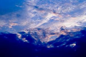 djup blå himmel och fluffig moln. skön clouds bakgrund. solljus på de moln. blå lutning. foto