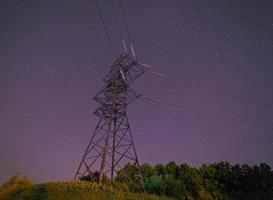 elektricitet pylon mot natt himmel foto