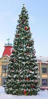 stänga upp dekorerad jul träd bollar struntsak och ny år kransar på utanför i stad fyrkant - xmas och vinter- högtider i stadsbild foto