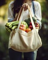 en kvinna bärande en återanvändbar matvaror väska full av färsk frukt och grönsaker från de bondens marknadsföra, generat ai foto