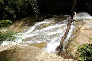 vattenfall och ström på de sten av tropisk regnskog och vintergröna skog i nationell parkera på thailand foto