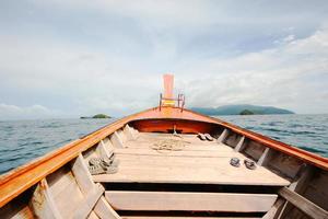 trä- huvud tradition longe svans båt huvud till de andaman hav i thailand foto