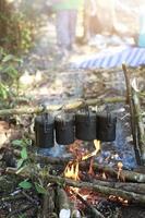 ris matlagning metoder för camping i de skog i thailand foto