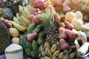 tropisk färsk frukt i de gata lokal- marknadsföra i thailand foto