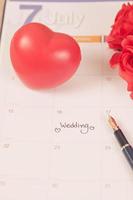 påminnelse bröllop dag i kalender planera och fontän penna med Färg tona. foto