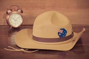 anzac armén slöfock hatt med australier flagga på årgång trä bakgrund foto