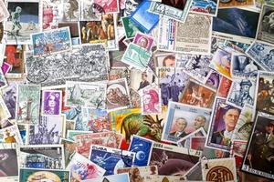 stack av internationell frimärken foto