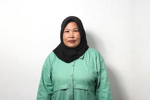 mitten åldrig asiatisk kvinnor bär hijab ser på kamera foto