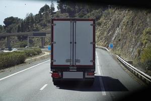 lastbil på en motorväg - tillbaka se foto