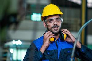 professionell ingenjör ha på sig uniformer, glasögon och hård hattar i de fabrik. foto