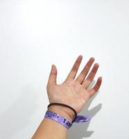 jakarta, indonesien på Mars 2023. isolerat Foto av en hand med handledsband svartrosa konsert