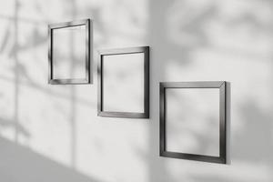 attrapp av tre fyrkant ramar på vit vägg med fönster skugga täcka över foto