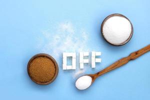 inskrift av från raffinerad socker Nästa till annorlunda typer av socker i en trä- skål foto