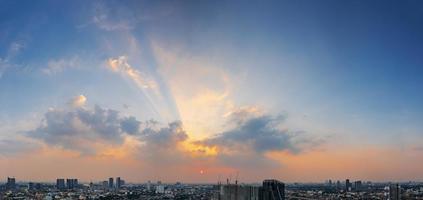 panoramautsikt över bangkok, thailand vid solnedgången foto