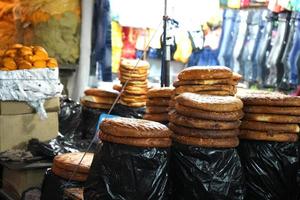 bakarkhani roti för försäljning i zakaria gata på kolkata för eid al-fitr foto