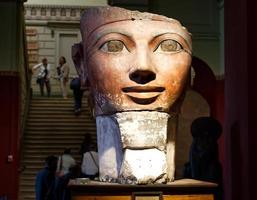 Kairo, egypten , Mars 18, 2023 huvud av drottning hatshepsuts. de egyptisk museum i kairo. foto