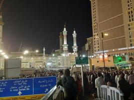 mecka, saudi Arabien, april 2023 - pilgrimer från Allt över de värld samla runt om masjid al-haram på de tjugonionde natt av ramadan i mecka. foto