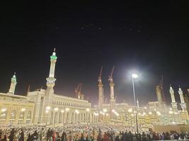 mecka, saudi Arabien, april 2023 - pilgrimer från Allt över de värld samla runt om masjid al-haram på de tjugonionde natt av ramadan i mecka. foto