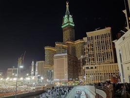 mecka, saudi Arabien, april 2023 - pilgrimer från Allt över de värld samla runt om masjid al-haram på de tjugonionde natt av ramadan i mecka. foto