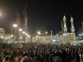 mecka, saudi Arabien, april 2023 - pilgrimer från Allt över de värld samla runt om masjid al-haram på de tjugonionde natt av ramadan i mecka. foto