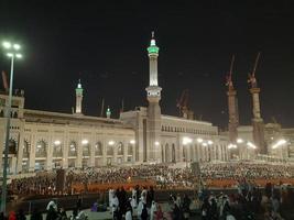 mecka, saudi Arabien, april 2023 - pilgrimer från Allt över de värld samla runt om masjid al-haram på de tjugonionde natt av ramadan i mecka. foto