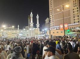 mecka, saudi Arabien, april 2023 - pilgrimer från Allt över de värld samla runt om masjid al-haram på de tjugonionde natt av ramadan i mecka. foto