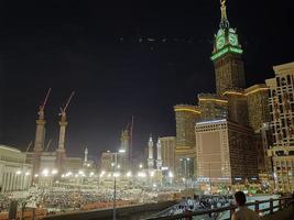 mecka, saudi Arabien, april 2023 - pilgrimer från Allt över de värld samla runt om masjid al-haram på de tjugonionde natt av ramadan i mecka. foto