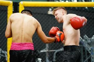 muay thai, de krigisk konst av thailand, de kraft av de näve den där slag in i de motståndare vara kolik, sätta i halsen och kan tappa bort förbi knockout. foto