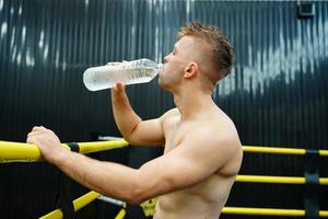 muay thai, de krigisk konst av thailand, boxare Sammanträde i de hörn när de domare stannar de bekämpa i varje runda för de boxare till resten och de tränare till införa de bekämpa i de Nästa runda. foto