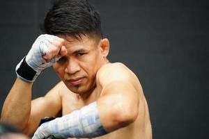 muay thai, de krigisk konst av thailand, de boxers repetition stansning innan de verklig bekämpa på de skede den förbereder de kropp för varje boxning match. foto